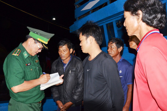 6 ngư dân tàu cá bị tàu Trung Quốc tông chìm về đến đất liền kể gì? - Ảnh 2.